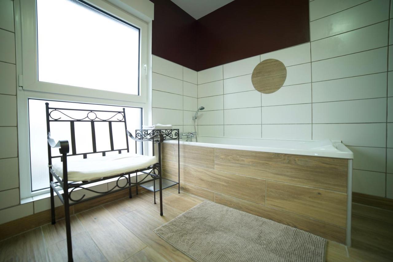 B&B Chez L'Habitant Chambre Privative Sur La Route Des Vins Tv Parking Box Velo Issenheim Eksteriør billede